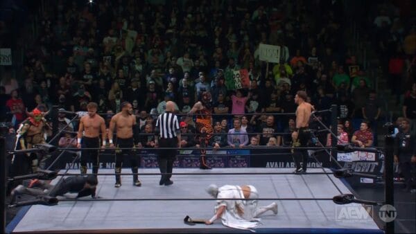 Superluchas - Un grupo de luchadores en un ring de lucha libre muestra los mejores y peores momentos de AEW Rampage el 15 de diciembre de 2023.