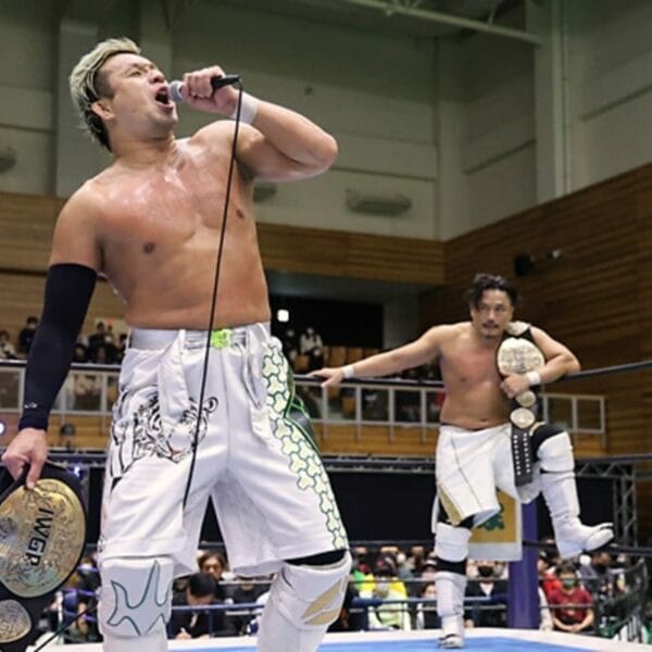 Superluchas - Dos luchadores en un ring de lucha libre actuando en el Día 14 de la "World Tag League 2023" de NJPW, cantando frente a un micrófono.