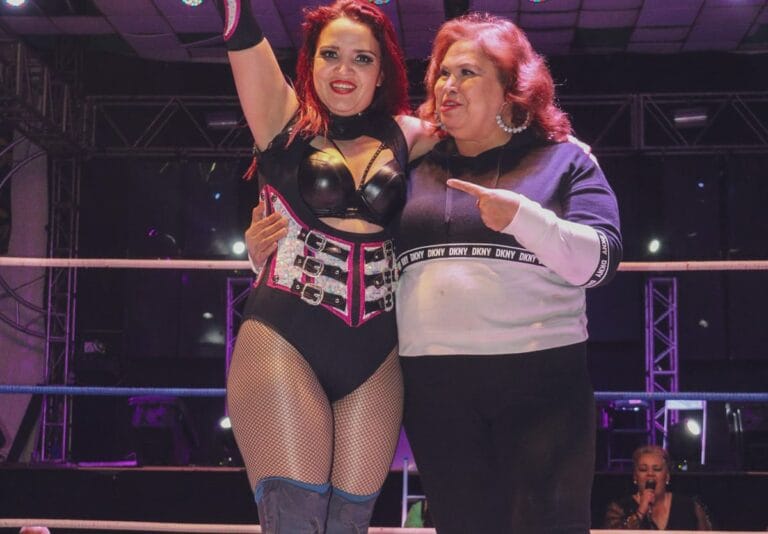 Superluchas - Una mujer está parada junto a otra mujer en un ring de lucha libre mientras Silueta se llevó la Copa Lola González y Cassandra perdió la cabellera.