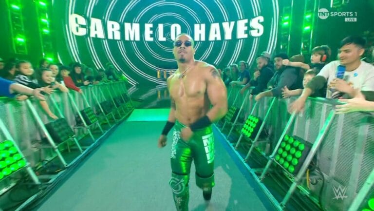 Superluchas - Carmelo Hayes está caminando por el ring.