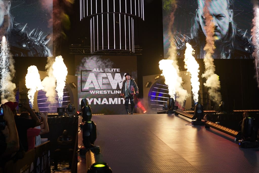 Superluchas - Chris Jericho analiza los 5 años de vida de AEW mientras está en un escenario con humo saliendo de su boca.