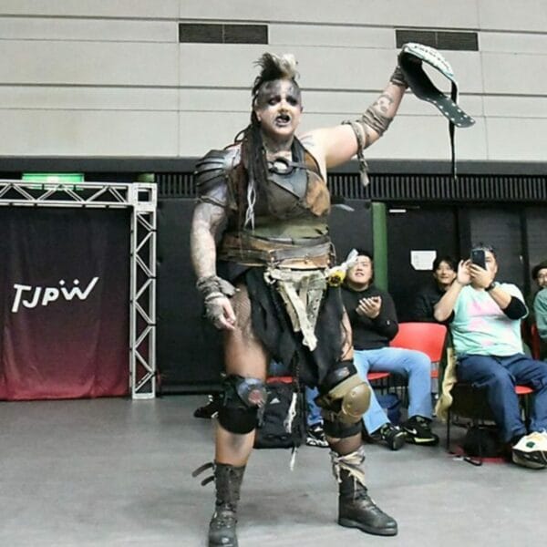 Superluchas - El luchador de TJPW, Max The Impaler, retiene su cinturón de campeonato mientras está frente a una multitud que lo vitorea.