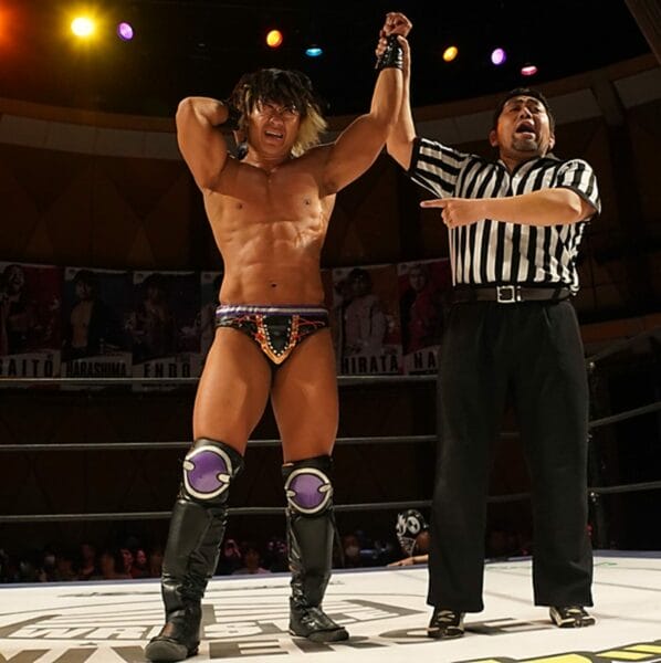 Superluchas - Un luchador está parado junto a un árbitro en un ring de lucha libre durante el "D-Ou Grand Prix 2023" Día 4.