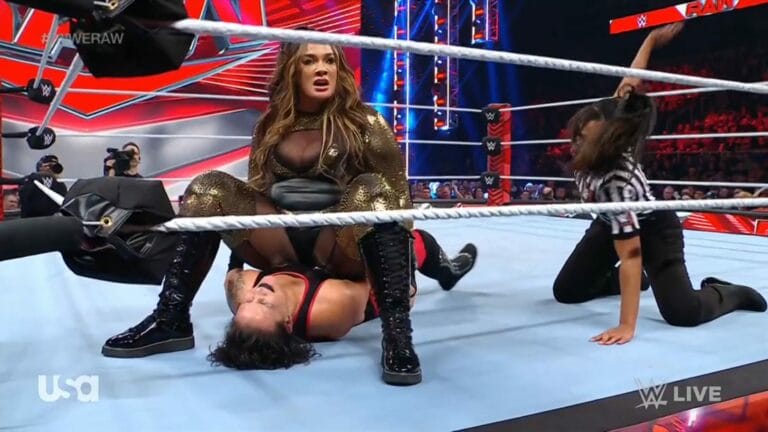 Superluchas - Luchadores de la WWE en un ring de lucha libre con un árbitro mostrando lo mejor y lo peor de WWE RAW el 4 de diciembre de 2023.