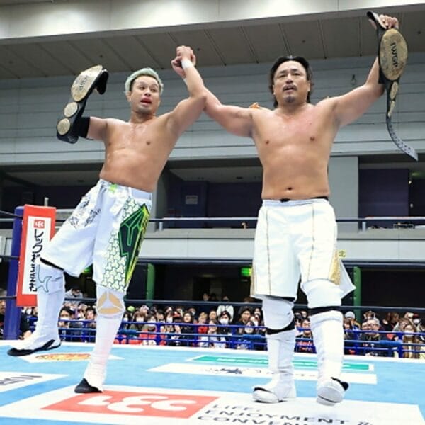 Superluchas - Dos luchadores japoneses que compiten en la “World Tag League 2023” de NJPW levantan sus manos en el aire durante el Día 10.