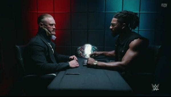 Superluchas - Dos luchadores, lo mejor y lo peor de WWE NXT 26 de diciembre 2023, sentados en una mesa en un cuarto oscuro.