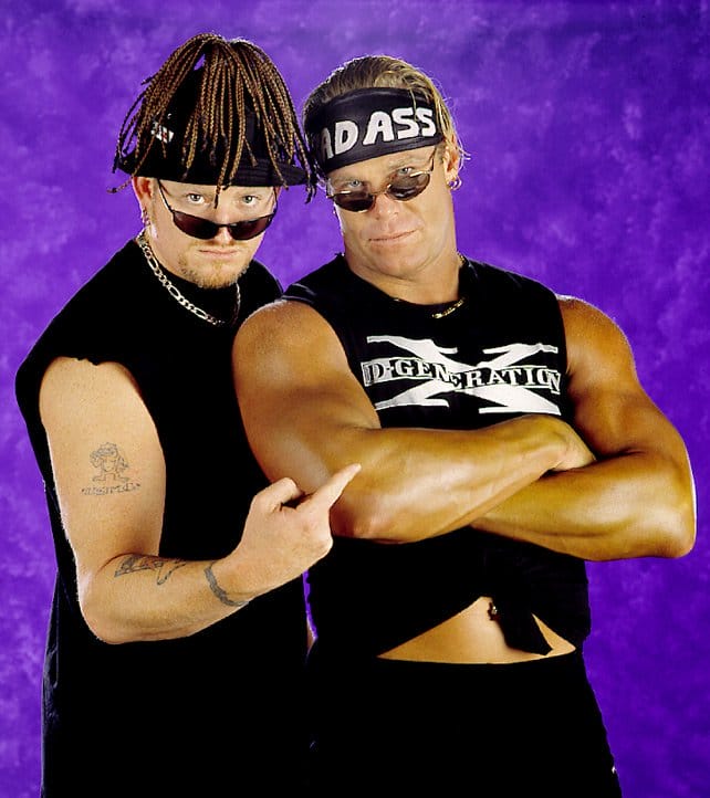 Superluchas - Dos luchadores posando frente a un fondo morado.