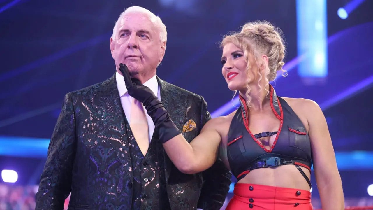 Superluchas - Lacey Evans se acuerda de Ric Flair mientras ambos están de pie juntos.