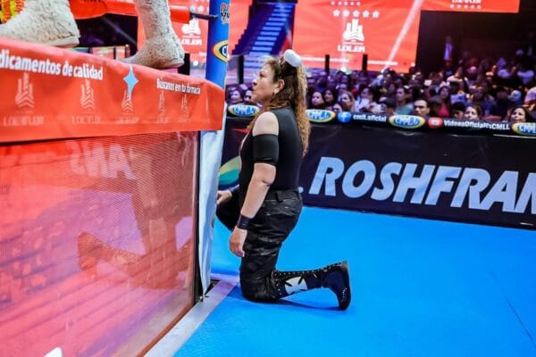 Superluchas - Una mujer arrodillada en el suelo con un perro delante de ella debuta como el controvertido "Kemalito", némesis de "Kemonito".