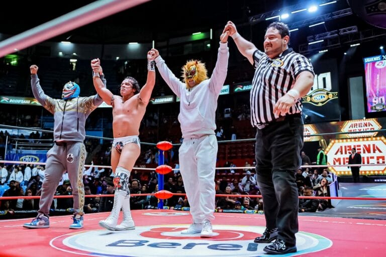 Superluchas - Volador Jr. y Andrade el Ídolo luchan en la Arena México con un árbitro.
