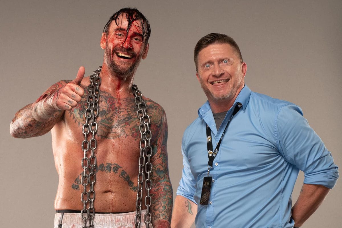 Superluchas - Dos hombres parados uno al lado del otro con cadenas alrededor del cuello, mientras Ace Steel opina del regreso de CM Punk a la WWE.