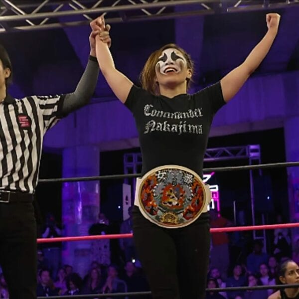 Superluchas - Un luchador sostiene un cinturón frente a un árbitro mientras Sukeban Nakajima se convierte en el primer monarca.