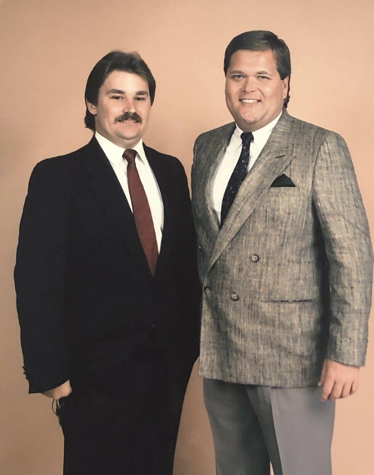 Superluchas - Dos hombres de traje posando para una fotografía, Vince McMahon.