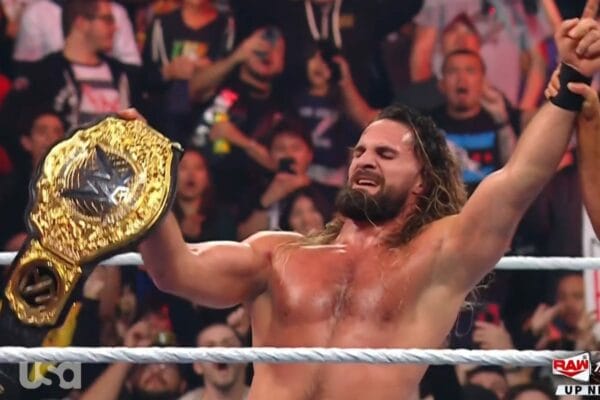 Superluchas - Drew McIntyre y Seth Rollins levantando sus cinturones en el ring.