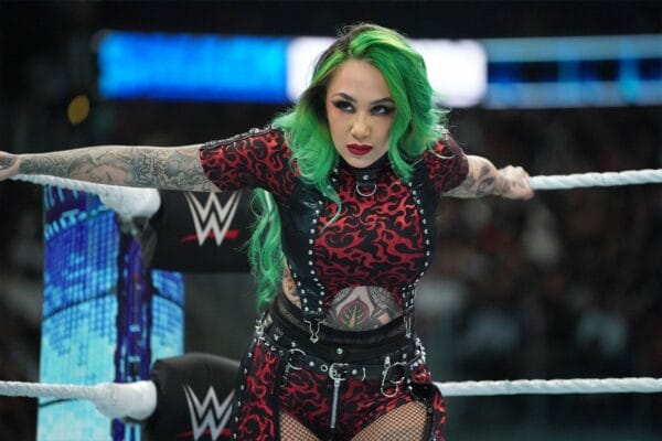 Superluchas - Shotzi, una mujer de cabello verde, domina el ring de lucha libre durante el Royal Rumble 2024.