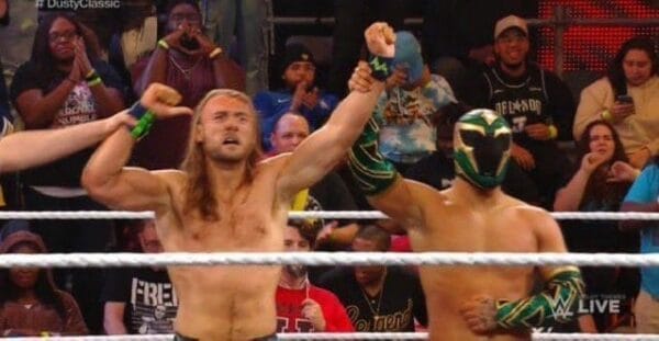 Superluchas - Dos luchadores de WWE NXT con las manos levantadas en el aire.
