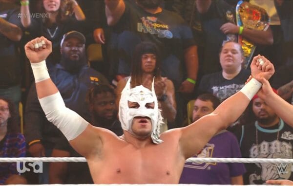 Superluchas - Dragon Lee, con una máscara, muestra sus habilidades de lucha libre frente a una multitud apasionada en el Día de la Venganza durante el torneo Campeonato Norteamericano.