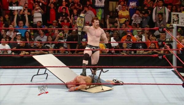 Superluchas - Un campeón de la WWE bajo las órdenes de Sheamus en un ring de lucha libre.