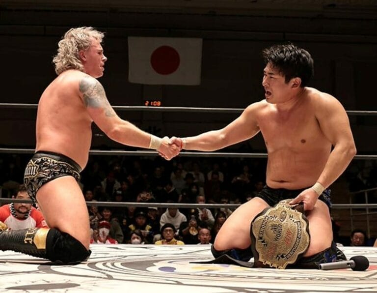 Superluchas - Yuya Aoki de BJW y Reinando dándose la mano en un ring de lucha libre.