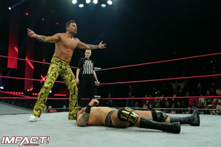 Superluchas - Un luchador de Dirty Dango está en el suelo en un ring de lucha libre de TNA después de realizar un movimiento devastador de su oponente.