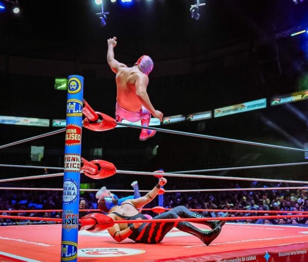 Superluchas - Villano III Jr. e Hijo del Villano III compiten por el Campeonato Mundial de Parejas CMLL en un ring de lucha libre.