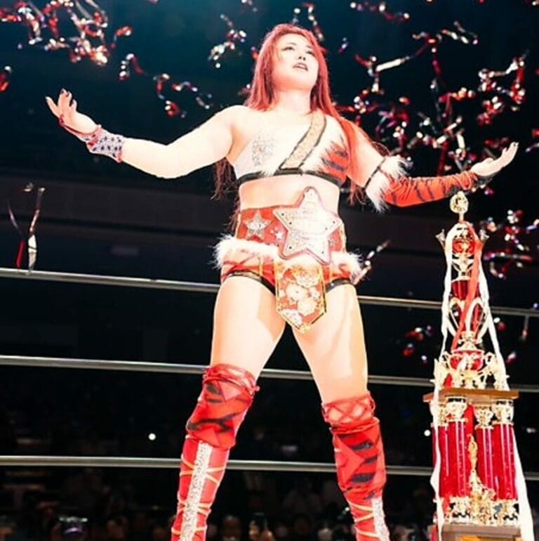 Superluchas - Maika, una luchadora de Stardom, parada encima de un ring con confeti en Dream Queendom 2023.