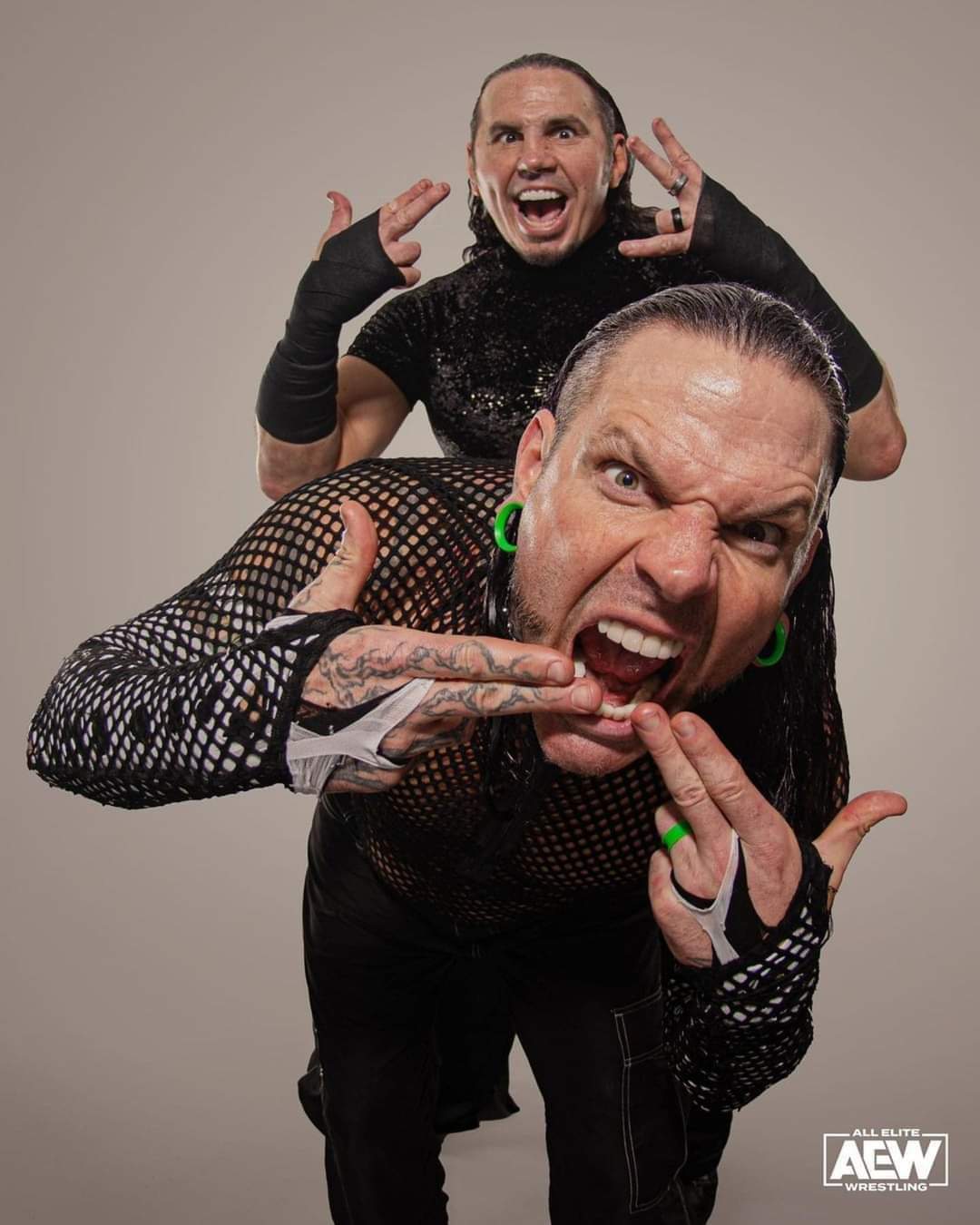 Superluchas - Dos luchadores, los Hardy, posando para una fotografía antes de su aparición en AEW Rampage.