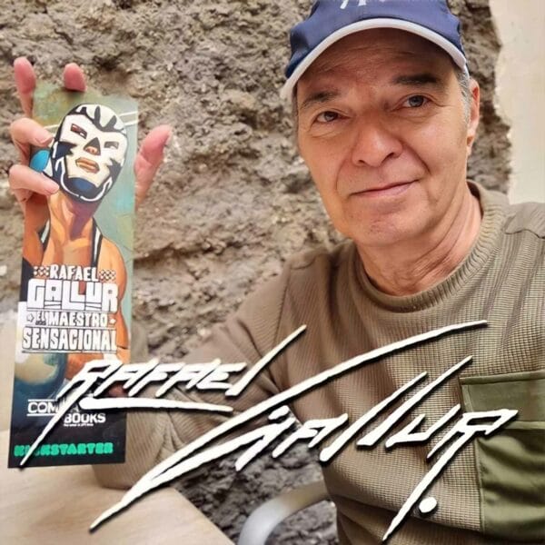 Superluchas - Un hombre sosteniendo un libro con la imagen de un luchador de lucha libre.