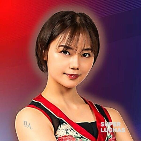 Superluchas - Juria Nagano, una joven asiática con un vestido rojo y azul, es un talento emergente en TJPW.