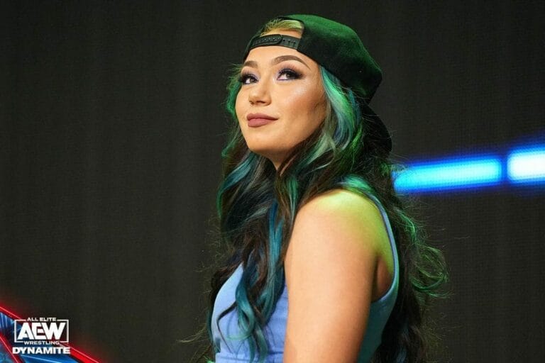 Superluchas - Skye Blue, una mujer con un vestido negro y cabello largo.