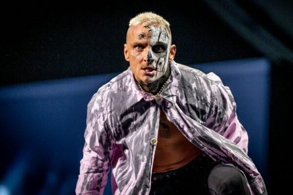 Superluchas - Darby Allin, un hombre con pintura en la cara, actuando en el escenario.
