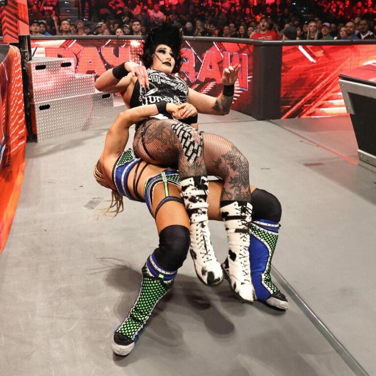 Superluchas - Ivy Nile, una luchadora de la WWE, domina en el ring de lucha libre, decidida a ganar el Royal Rumble en 2024.