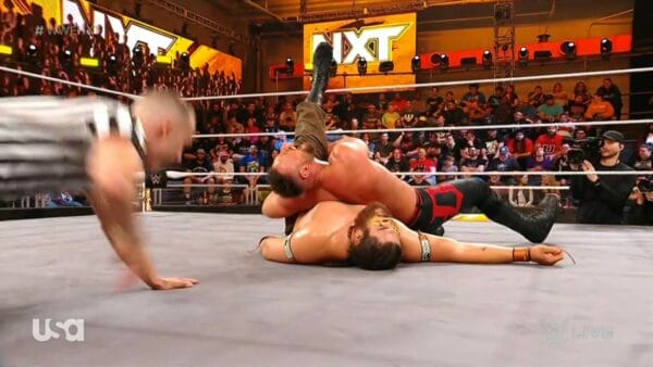 Superluchas - Lo peor: un luchador tirado en el suelo frente a un árbitro.