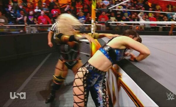 Superluchas - Nikkita Lyons y Blair Davenport se involucran en un intenso combate de lucha libre dentro de un ring.