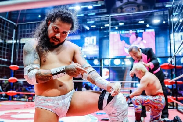 Superluchas - Un luchador llamado Mercurio está arrodillado en un ring de lucha libre.