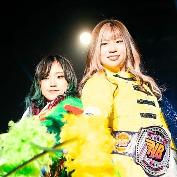 Superluchas - Dos luchadoras de Stardom posando para una foto durante el combate Defensa del cetro de parejas en New Blood 12.