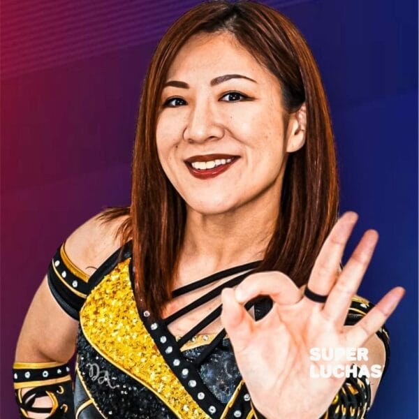Superluchas - Arisa Nakajima, una luchadora japonesa de SEAdLINNNG, posando con un cartel de "ok".