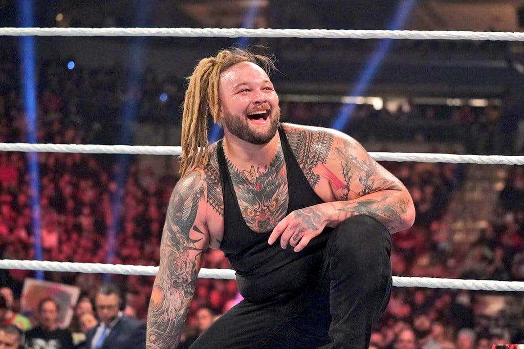 Superluchas - Bray Wyatt, un luchador de la WWE con rastas, actuando en el ring durante un proyecto cautivador.