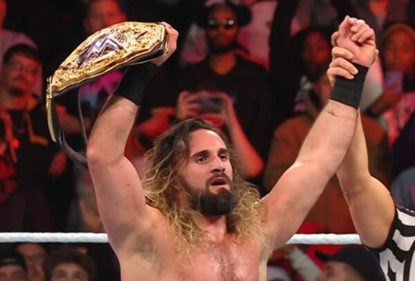 Superluchas - Seth Rollins y Jinder Mahal, dos luchadores, sostienen con orgullo sus cinturones en el ring después de su victorioso combate intervencionista.