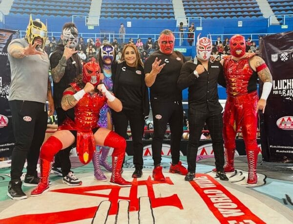 Superluchas - Futuras estrellas de lucha libre posando para una foto durante unas visorias AAA.