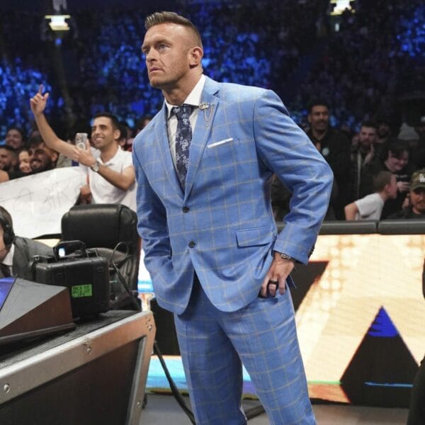 Superluchas - Nick Aldis, la superestrella de la WWE, se encuentra cautivadoramente frente a una multitud entusiasta durante un evento emocionante.