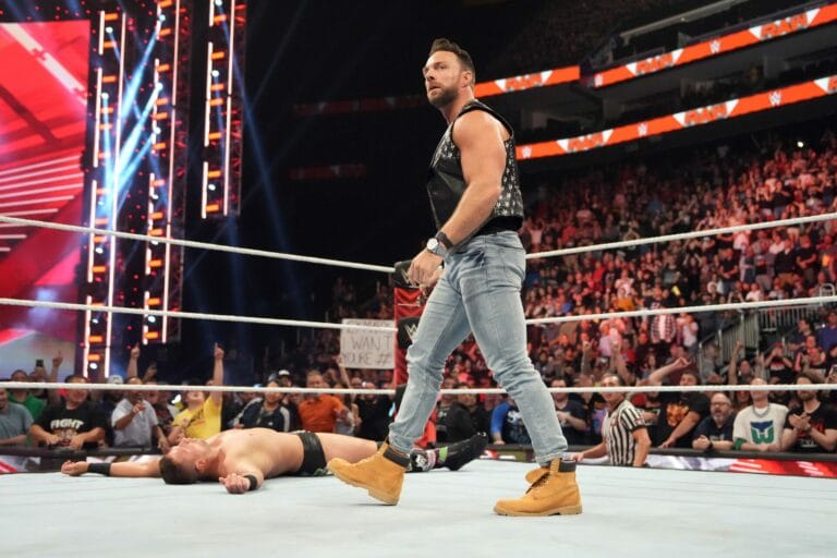 Superluchas - LA Knight está junto a Triple H en el ring de lucha libre durante el combate final.