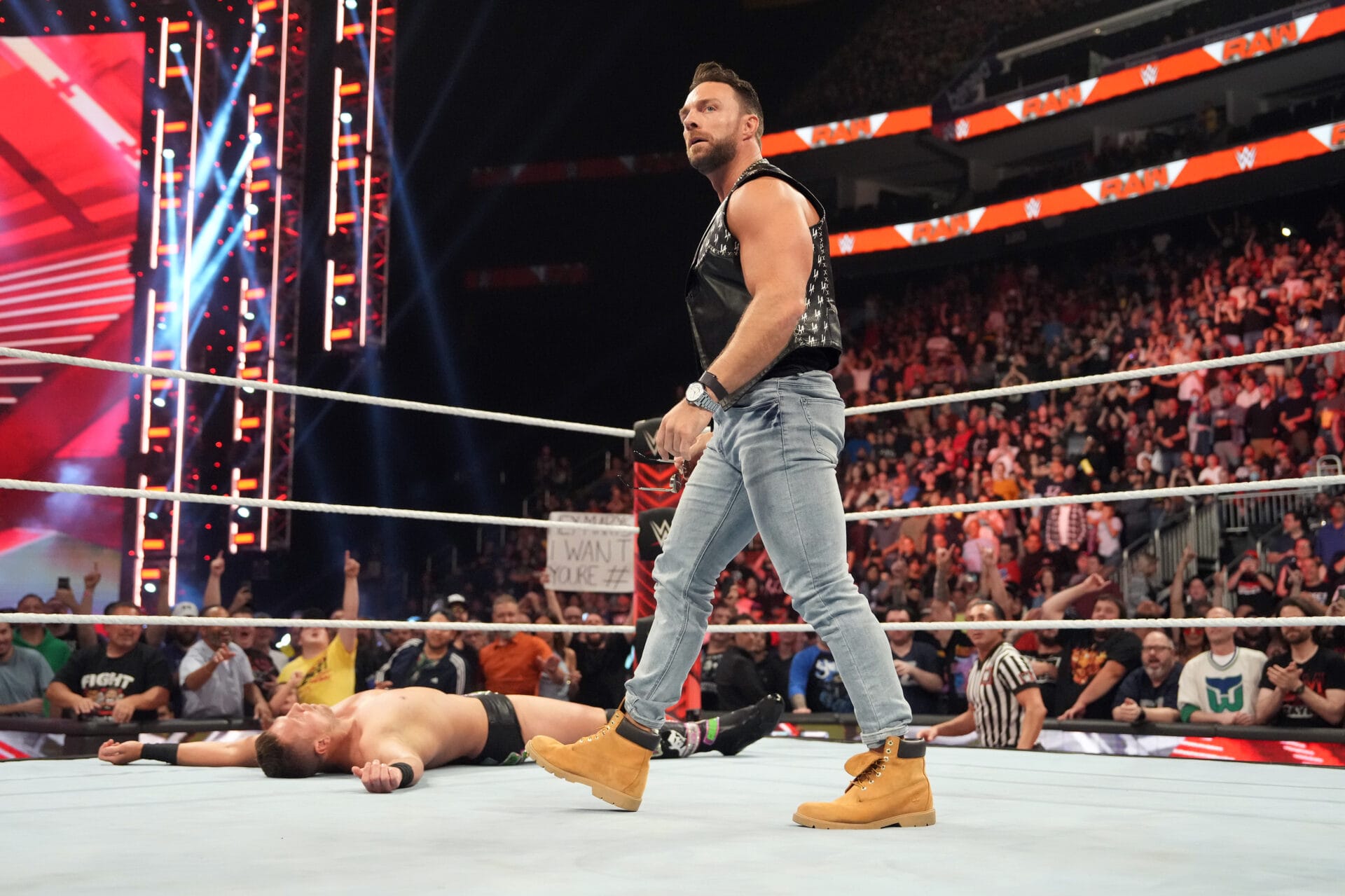 Superluchas - LA Knight está junto a Triple H en el ring de lucha libre durante el combate final.