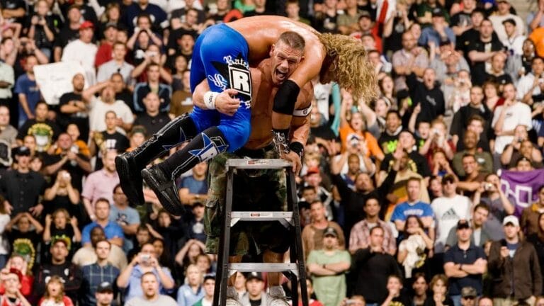 Superluchas - Dos luchadores, Adam Copeland y Huracán, participaron en una lucha icónica en una escalera frente a una multitud entusiasta.