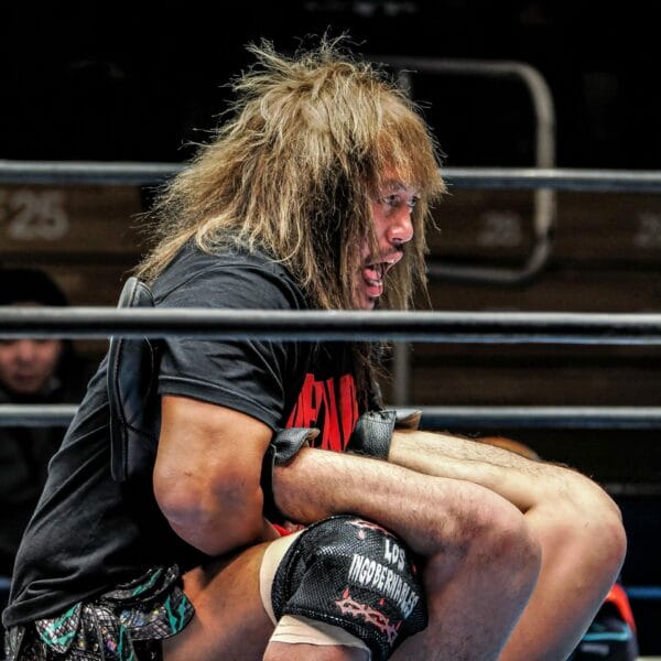 Superluchas - Tetsuya Naito, un luchador actualizado en un ring de lucha libre.