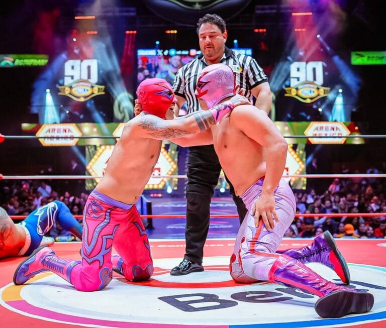 Superluchas - Dos luchadores en un ring de lucha libre con un árbitro compitiendo por el Campeonato Mundial de Parejas CMLL.