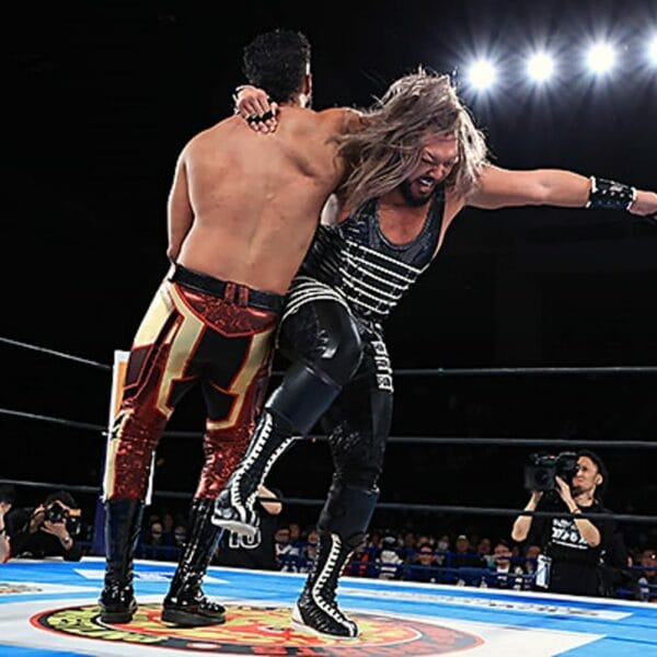Superluchas - Dos luchadores de NJPW en un ring de lucha libre en New Beginning en Nagoya 2024, compitiendo por tres campeonatos.