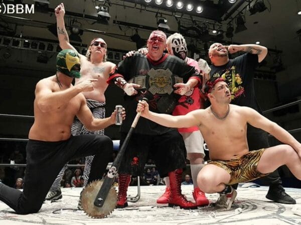 Superluchas - Mad Man Pondo, el campeón mundial de combate a muerte de BJW, liderando a un grupo de luchadores posando para una fotografía.