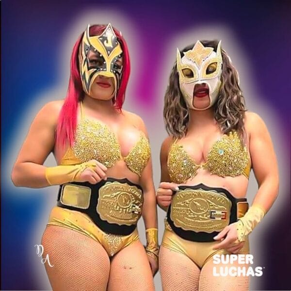Superluchas - Dos mujeres con trajes de lucha libre de Las Chicas Indomables posando para una foto en Fantasticamanía.