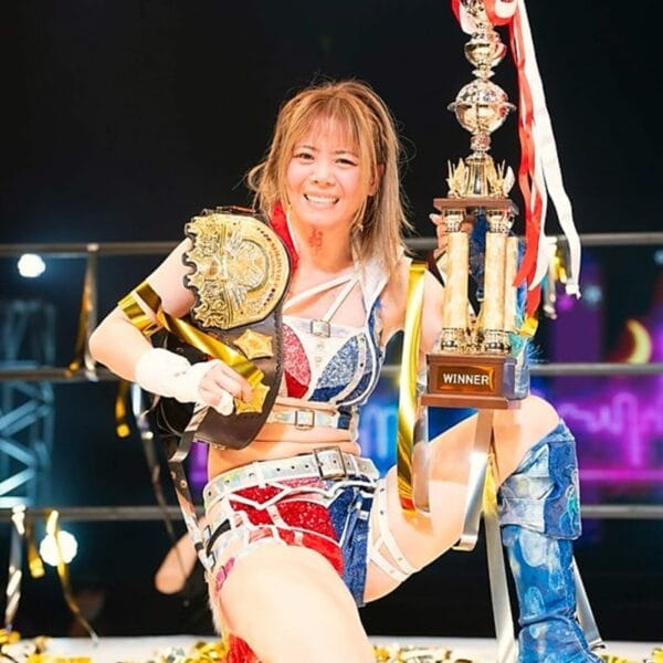 Superluchas - Mayu Iwatani, una luchadora de Stardom, posa orgullosa con sus trofeos.
